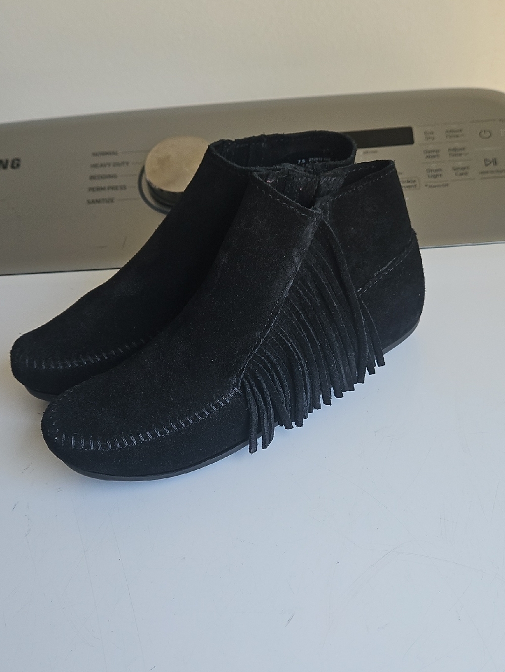 Minnetonka Black Moccassins Women Sz 7.5